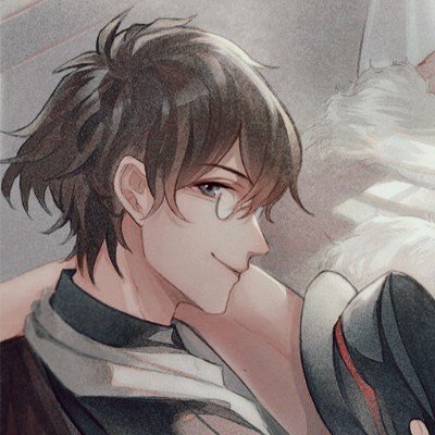 印度男子头骨插砍刀淡定走动玩手机